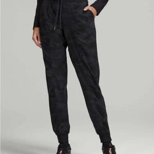 Lululemon sz 4 Dance Studio Mid Rise Black Camo Joggers great pre owned cond